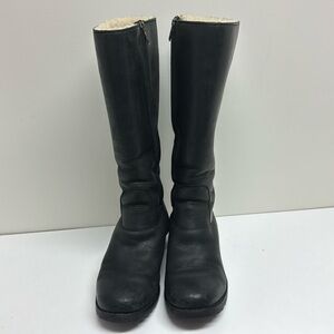 Used UGG- W Broome II 1916 w/blk, size 8
